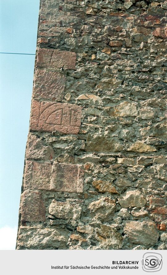 Alte Handwerkszeichen an einem Wohngebäude in Grimma