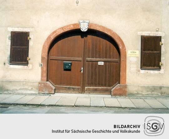 Hofeinfahrt eines Wohnhauses in Grimma