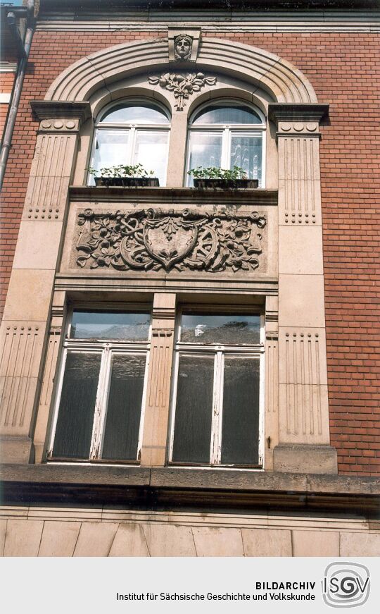 Jugendstilfenster eines Wohnhauses in Grimma