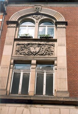 Bild: Jugendstilfenster eines Wohnhauses in Grimma