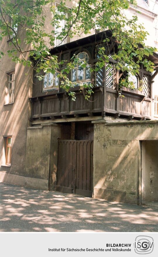 Holzlaube über dem Hofeingang eines Wohnhauses in Grimma