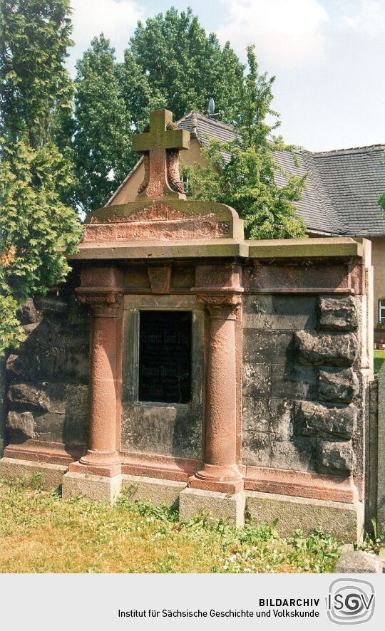 Grabstein aus Rochlitzer Porphyr auf dem Otterwischer Friedhof