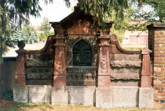 Grabstein aus Rochlitzer Porphyr auf dem Otterwischer Friedhof