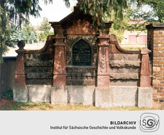 Grabstein aus Rochlitzer Porphyr auf dem Otterwischer Friedhof