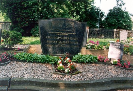 Grab auf dem Greifenhainer Friedhof mit Darstellung des bäuerlichen Lebens