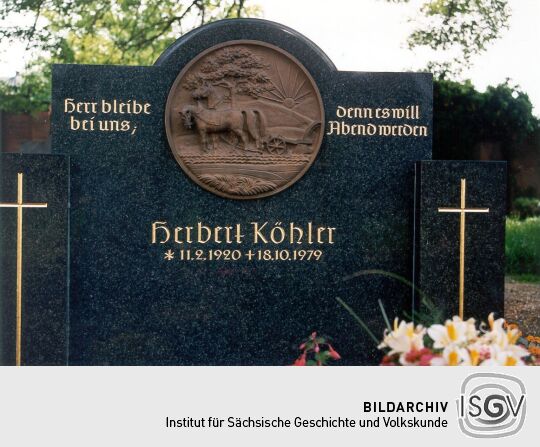 Grab auf dem Greifenhainer Friedhof mit Darstellung des bäuerlichen Lebens