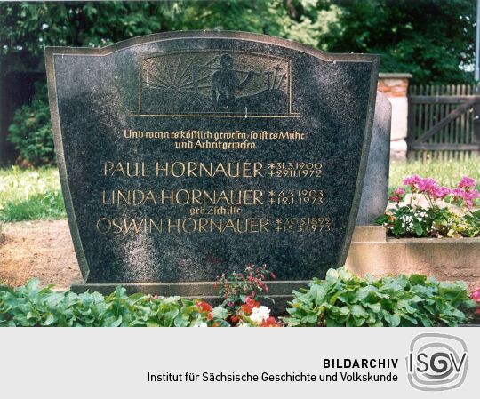 Grab auf dem Greifenhainer Friedhof mit Darstellung des bäuerlichen Lebens