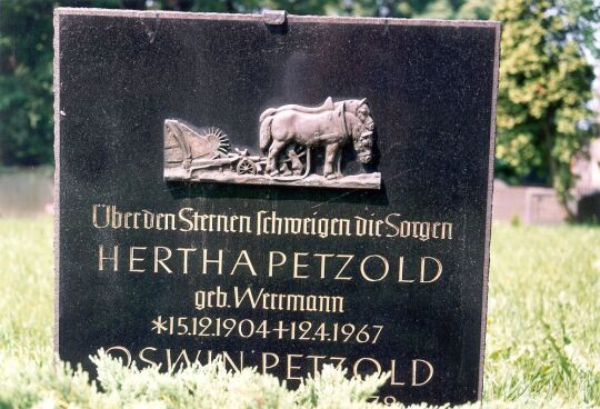 Grab auf dem Greifenhainer Friedhof mit Darstellung des bäuerlichen Lebens