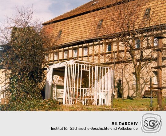Garten mit Gartenhaus hinter einem Fachwerkhaus in Ebersbach