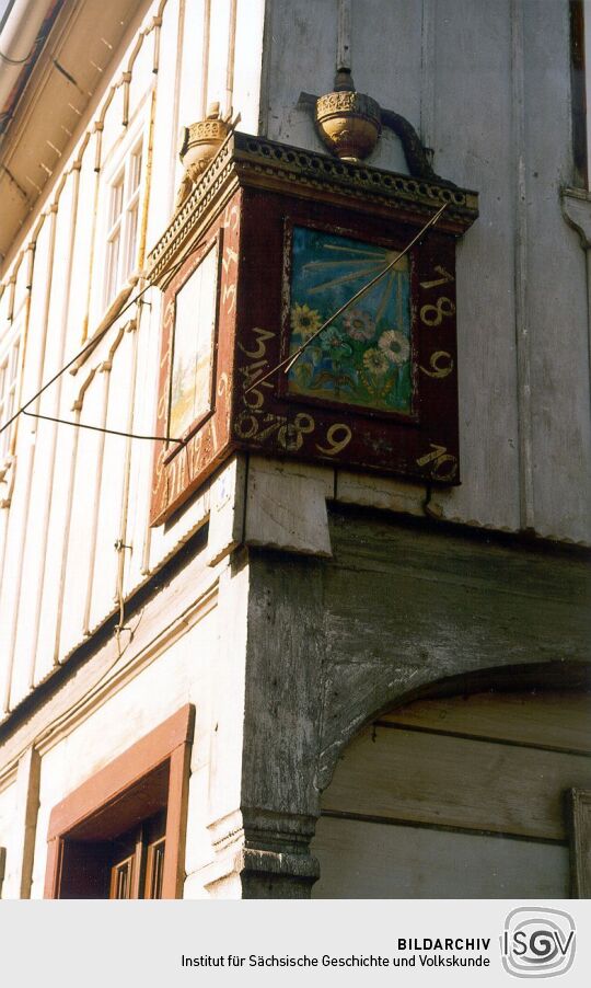 Sonnenuhr an einem Umgebindehaus in Ebersbach