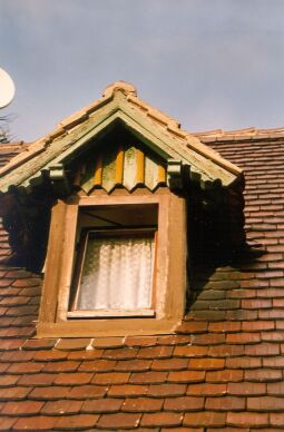 Bild: Fenster im Dachgeschoß eines Hauses in Ebersbach