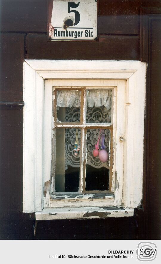 Österlich geschmücktes Fenster in Seifhennersdorf