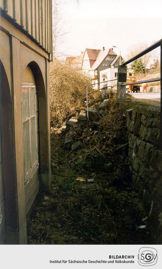 Unter dem Straßenniveau liegendes Wohnhaus in Ebersbach