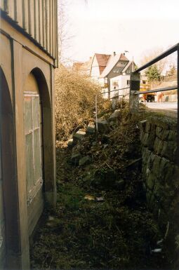 Bild: Unter dem Straßenniveau liegendes Wohnhaus in Ebersbach