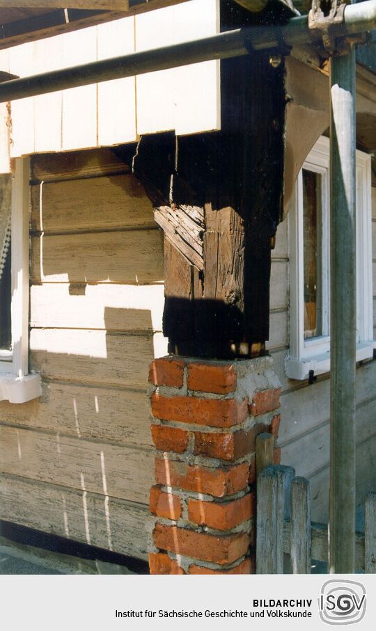 Ausbesserungsarbeiten am Umgebinde eines Hauses in Obercunnersdorf