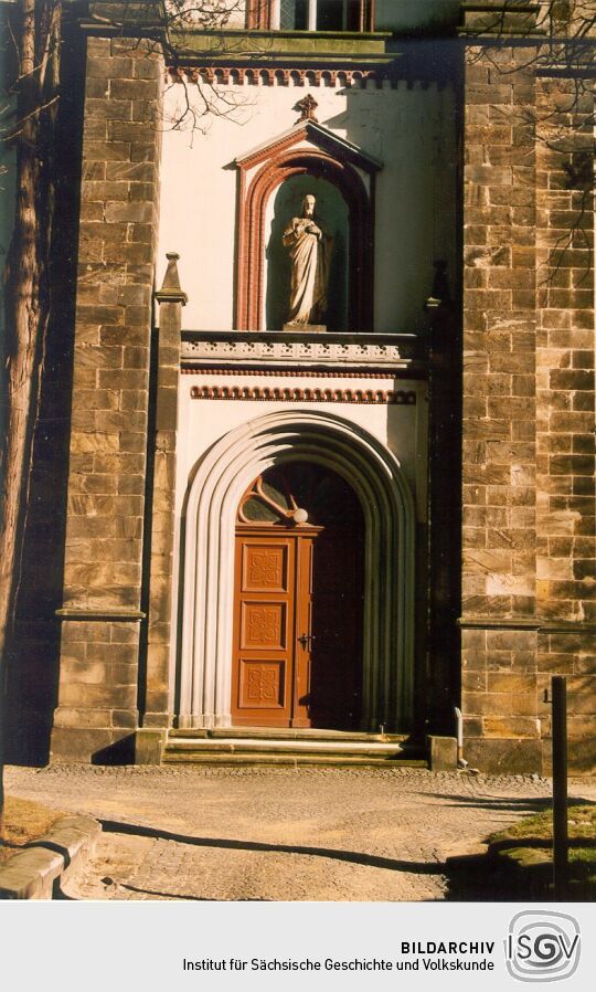 Haupteingang der evangelischen Kirche in Leutersdorf
