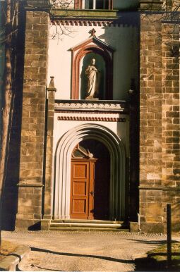 Bild: Haupteingang der evangelischen Kirche in Leutersdorf