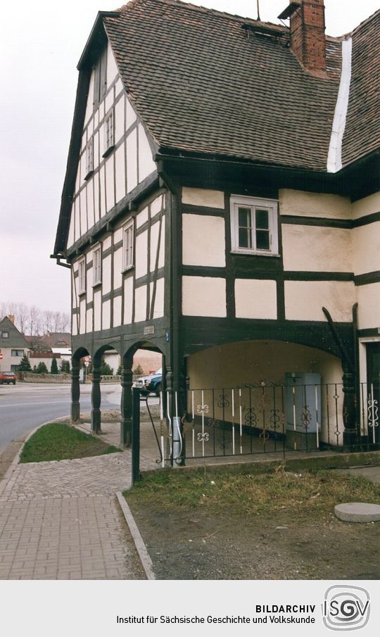 Haus mit Laubengang am Hirschfelder Markt