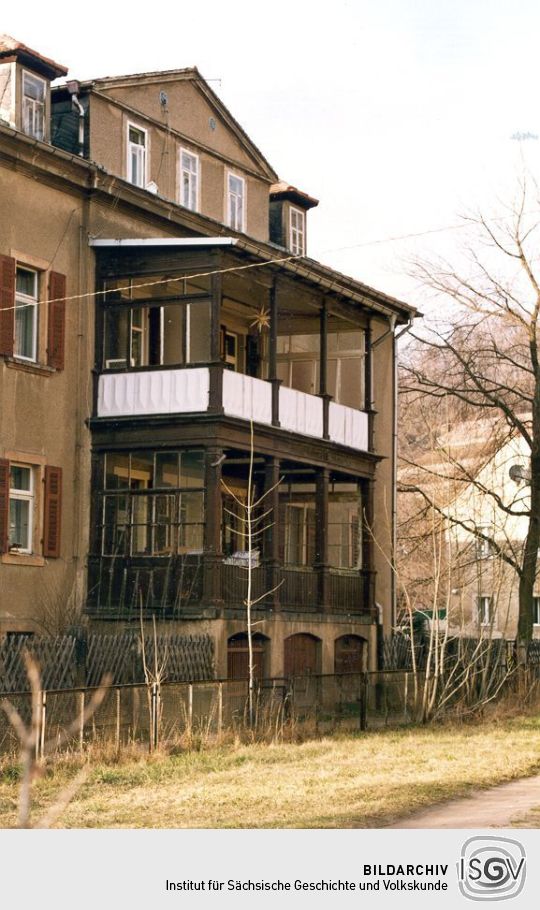 Wohnhaus mit Veranda an der W.-Wolf-Straße in Pillnitz