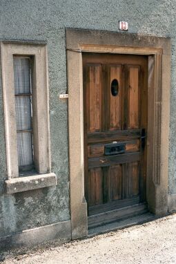 Bild: Hauseingang an der Grenzstraße in Neugersdorf