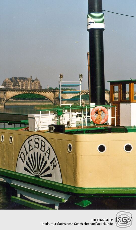 Raddampfer "Diesbar" an der Anlegestelle in Dresden