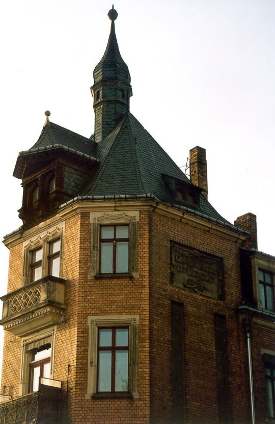 Wohnhaus mit Fassadenspruch am Körnerplatz