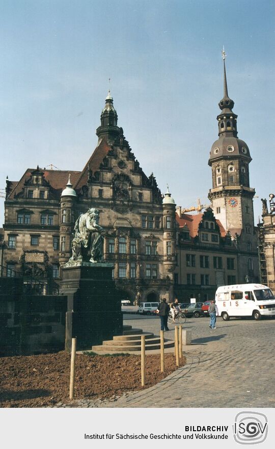 Schloßplatz mit Schloß in Dresden