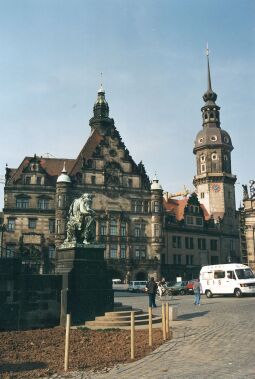 Bild: Schloßplatz mit Schloß in Dresden