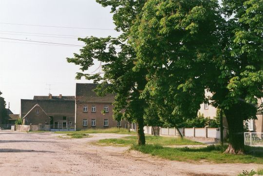 Noch ungepflasterte Dorfstraße in Beckwitz