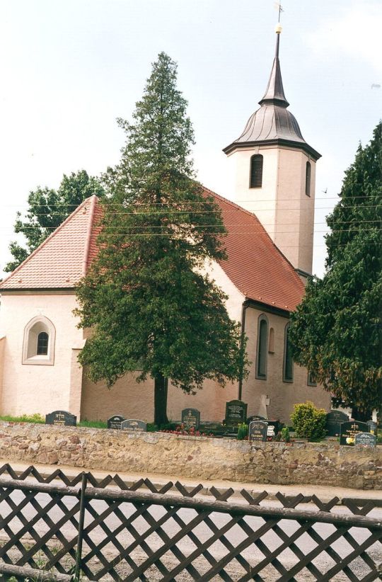 Kirche mit Friedhof in Taura