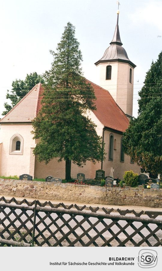 Kirche mit Friedhof in Taura