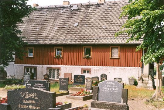 Pfarrhaus und Friedhof in Taura