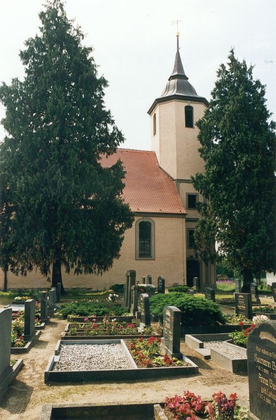 Kirche und Friedhof in Taura