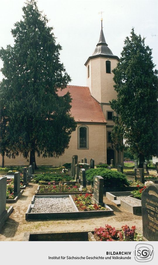 Kirche und Friedhof in Taura