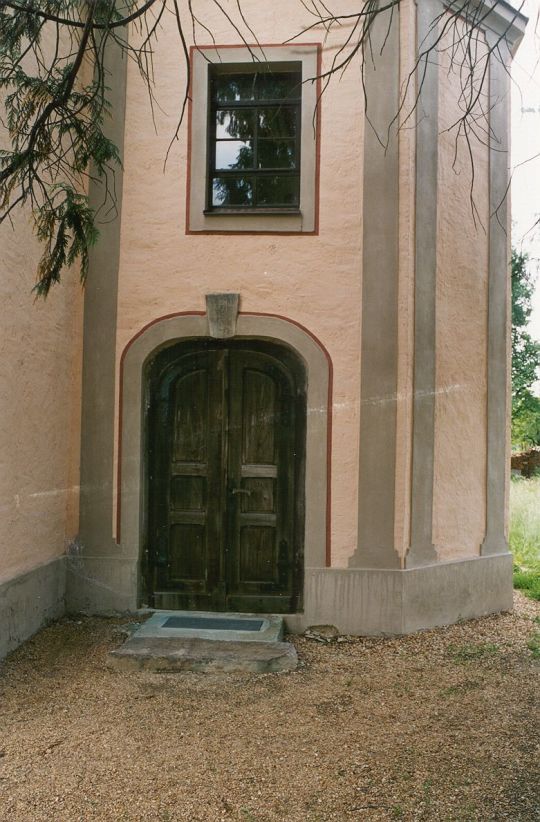 Eingangsportal der Kirche in Taura