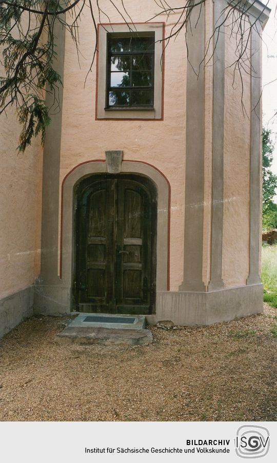 Eingangsportal der Kirche in Taura