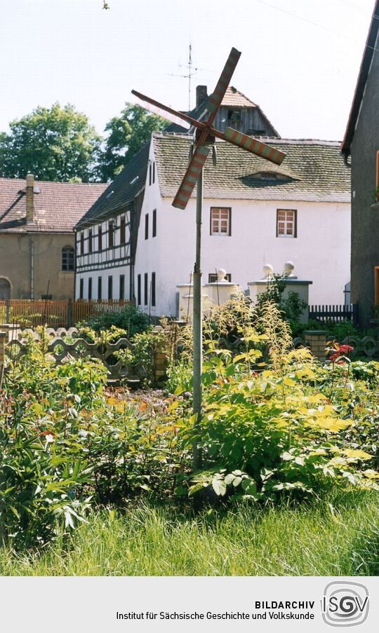 Windrad in einem Garten in Schmannewitz