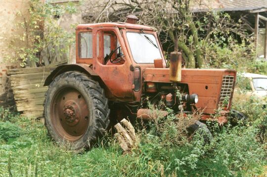 Ein alter roter Traktor in Schirmenitz