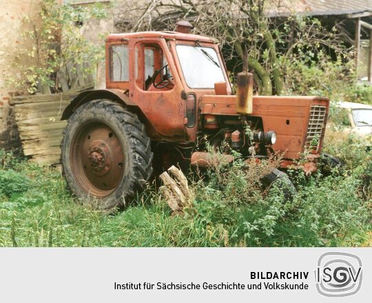 Ein alter roter Traktor in Schirmenitz