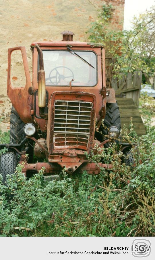 Ein alter roter Traktor in Schirmenitz