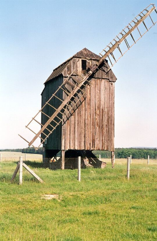 Beschädigte Bockwindmühle bei Zeuckritz