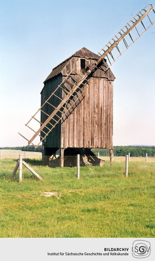 Beschädigte Bockwindmühle bei Zeuckritz