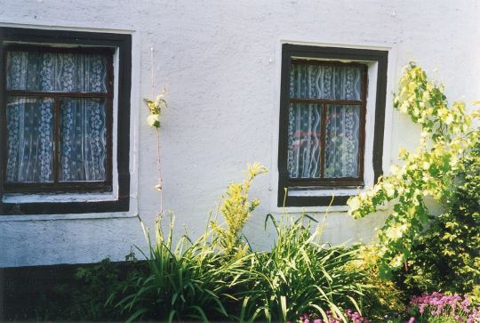 Bemalte Fenster eines Bauernhauses in Olganitz