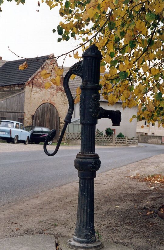 Wasserpumpe auf dem Dorfplatz vor dem ehemaligen Rittergut in Cavertitz