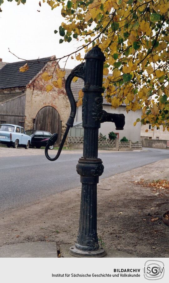 Wasserpumpe auf dem Dorfplatz vor dem ehemaligen Rittergut in Cavertitz