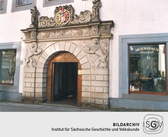 Portal mit Wappen  am Obermarkt in Freiberg