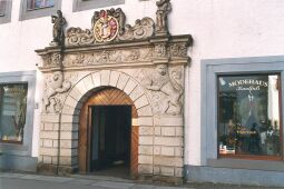 Bild: Portal mit Wappen  am Obermarkt in Freiberg