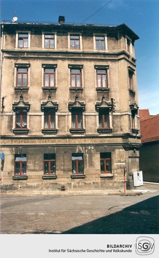 Wohnhaus mit alter Reklame in der Domgasse in Freiberg