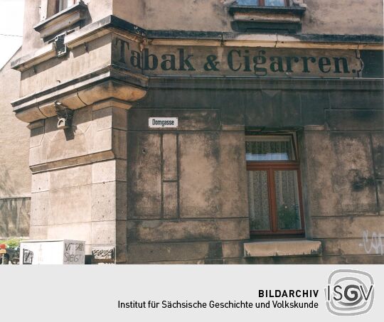 Wohnhaus mit alter Reklame in der Domgasse in Freiberg