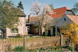 Bild: Wohnhaus mit Hof an der Querstraße in Obercunnersdorf